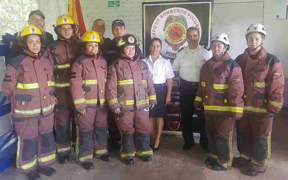 Bomberos voluntarios se ponen el uniforme
