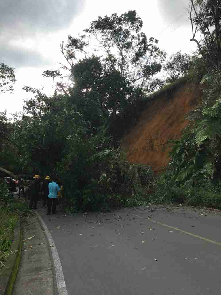 Vía Alcalá – Pereira, en el sector de Morelia cerrado por derrumbe