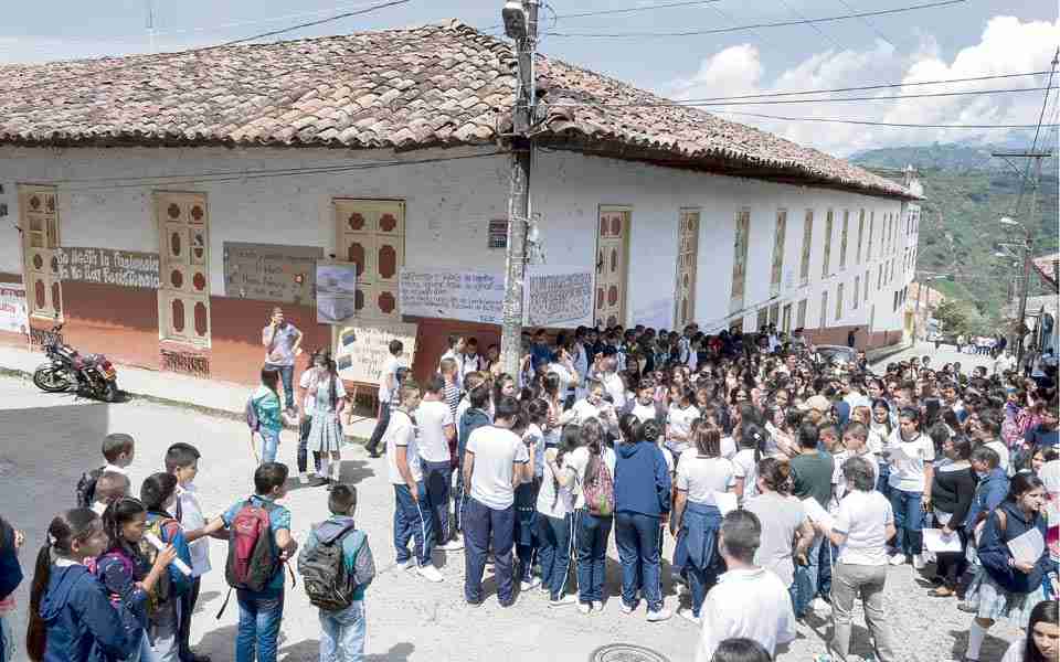 Contraloría pone la lupa en contratos de megacolegios