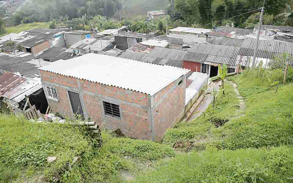 Deslizamiento de tierra tiene en riesgo a 14 familias