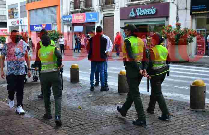 Tienen a los policías andando a pie