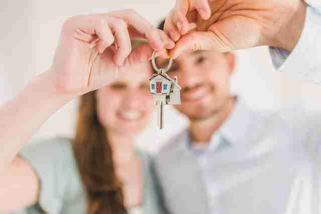 Foto de RDNE Stock project: https://www.pexels.com/es-es/foto/hombre-pareja-manos-mujer-8293700/