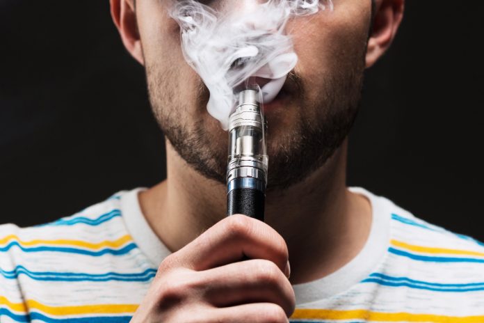 La sanción que deberá pagar por uso de vapeadores en espacios cerrados