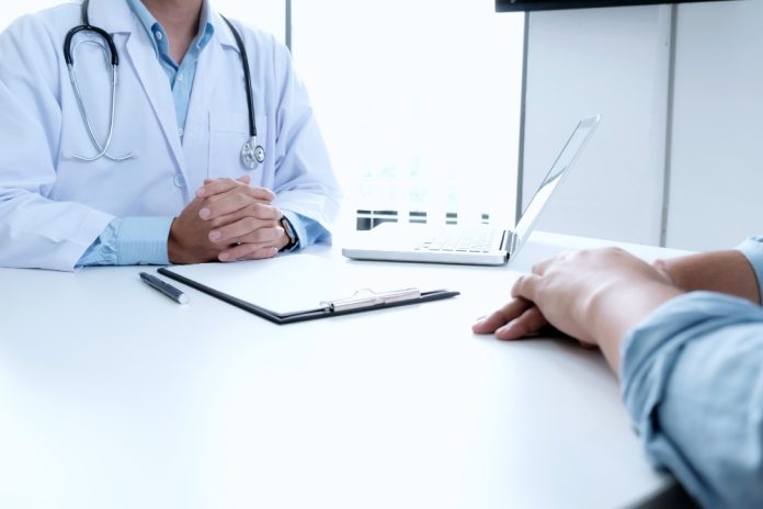 Patólogo australiano anuncia estar libre de cáncer cerebral tras su terapia innovadora