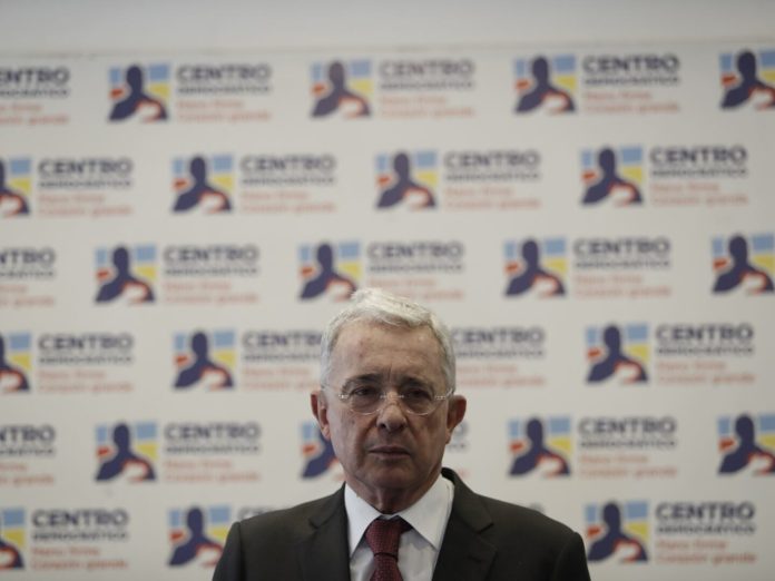 Defensa de Álvaro Uribe recusa al fiscal de su caso y pide cambiarlo