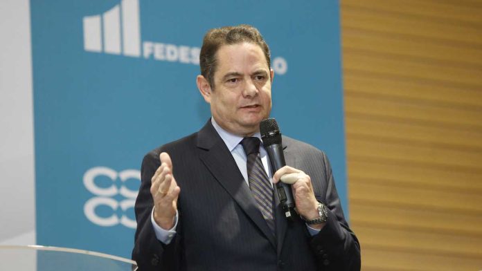 Intercambio de acusaciones entre Gustavo Petro y Germán Vargas Lleras por crisis de EPS Sura