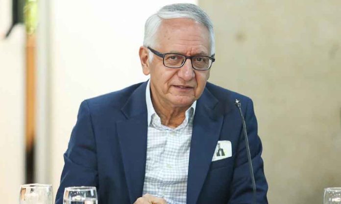 Críticas al Ministro de Salud por declaraciones contradictorias sobre el modelo de salud para docentes