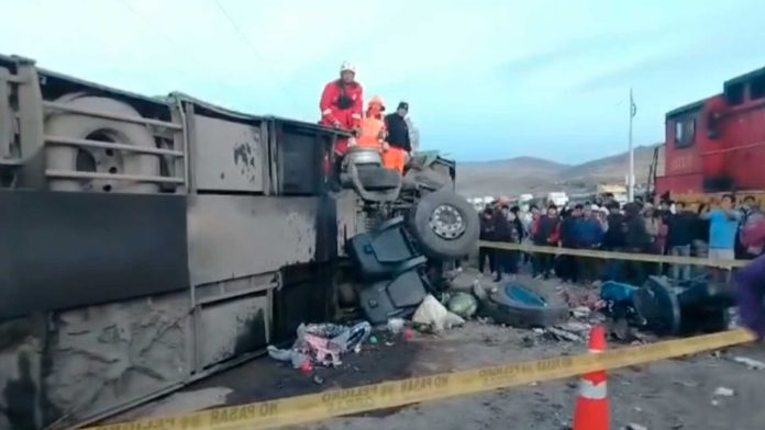 Cuatro personas muertas y decenas de heridas en choque de tren con autobus en Perú