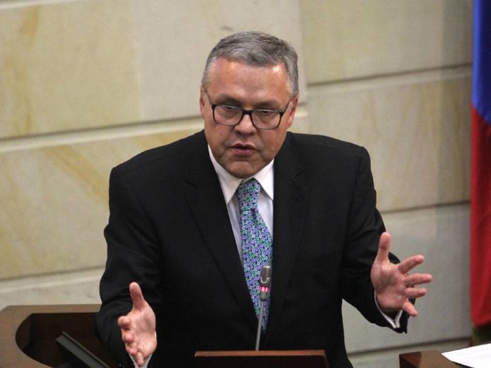 Ministro de Justicia descarta constituyente sin Congreso