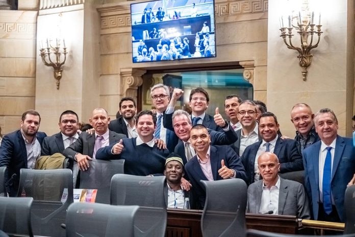 Oposición celebra, Petro maldice por caída de reforma tributaria