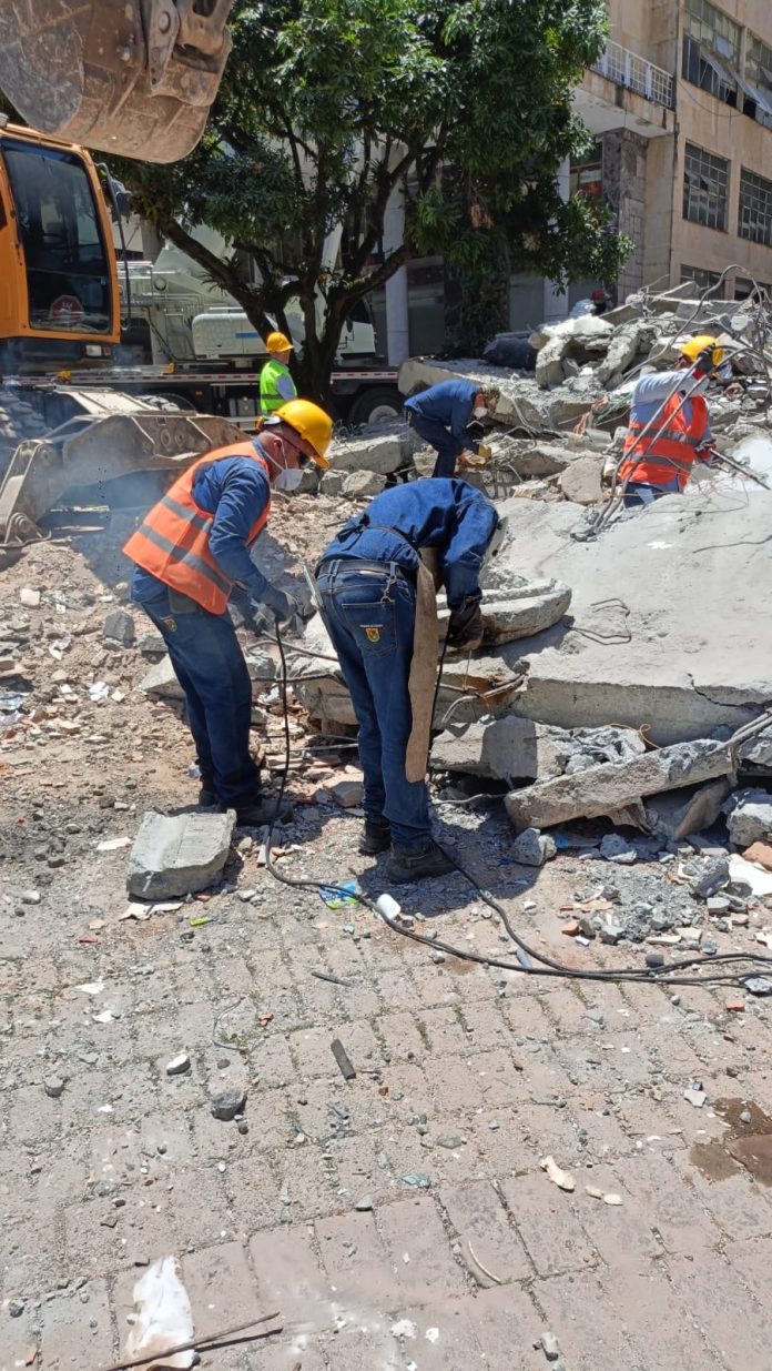 Los obreros del municipio de Pereira se han destacado con su trabajo luego del terremoto del 10 de agosto