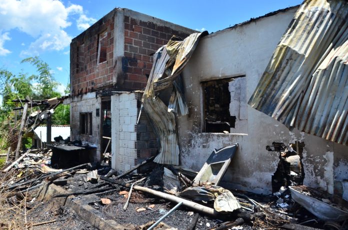 Incendio destruye dos viviendas, comunidad pide estación de Bomberos