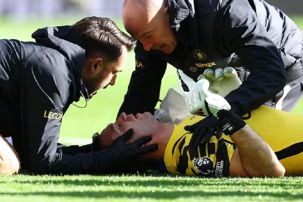 ‘Dibu’ Martínez, a cirugía tras sufrir una fractura en el partido ante Chelsea